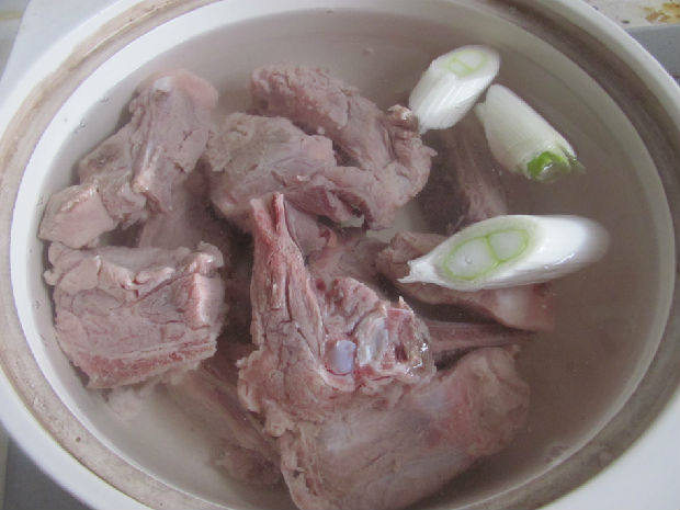 莲藕黑豆排骨汤步骤4