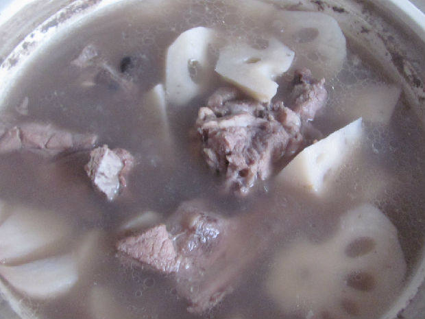 莲藕黑豆排骨汤步骤7