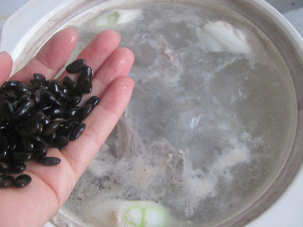 莲藕黑豆排骨汤步骤5