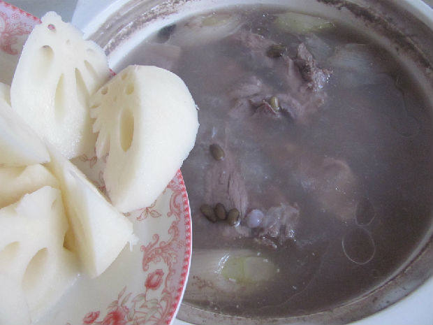 莲藕黑豆排骨汤步骤6