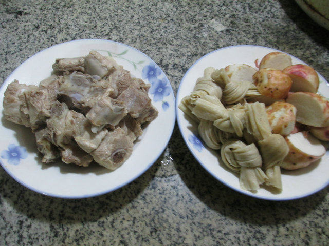 豆结香芋焖排骨步骤1