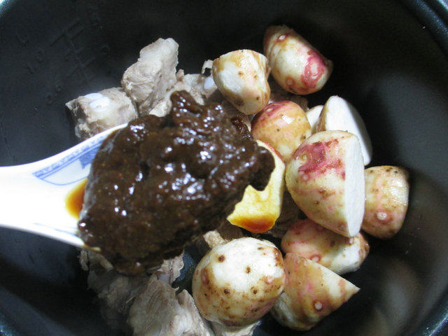 豆结香芋焖排骨步骤5