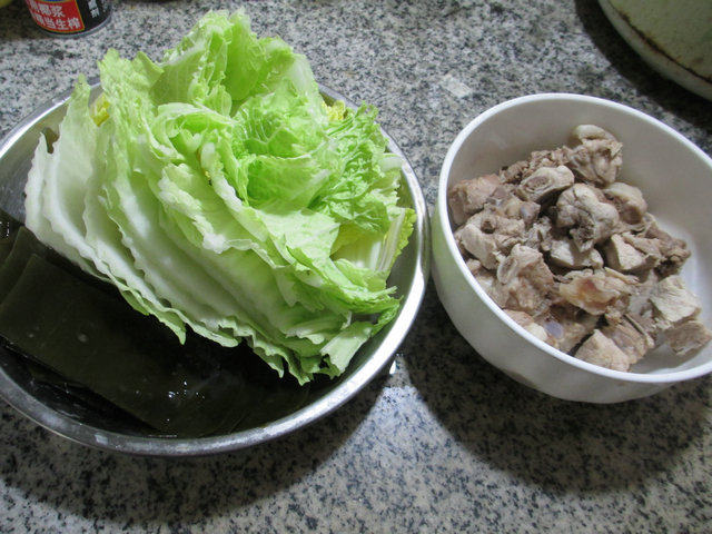 海带白菜排骨汤步骤1