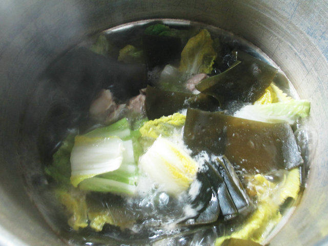 海带白菜排骨汤步骤6