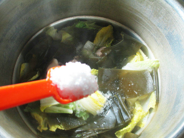 海带白菜排骨汤步骤7