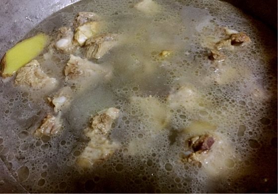 小白菜粉条排骨汤步骤1