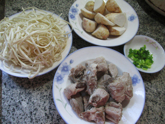 香芋排骨汤面步骤1