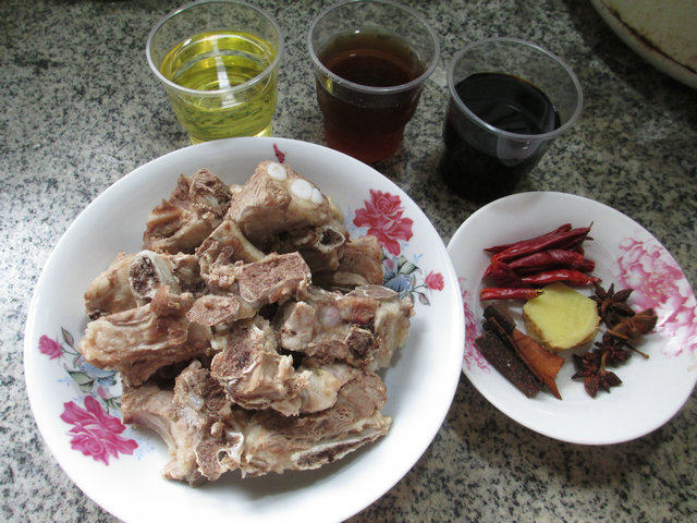 三杯排骨步骤1