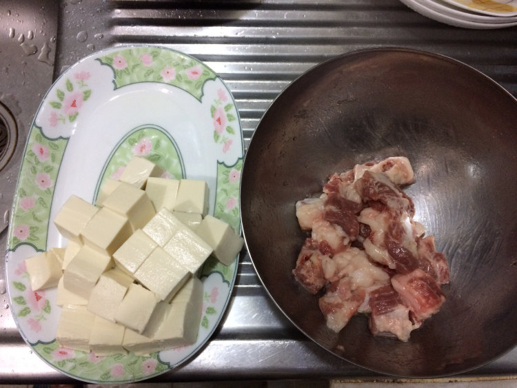 豆腐焖排骨步骤1