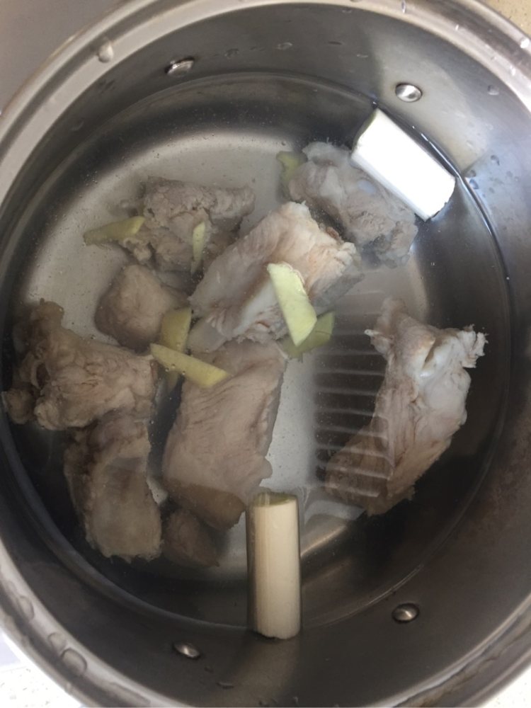 排骨秋葵煮意面#百味步骤1