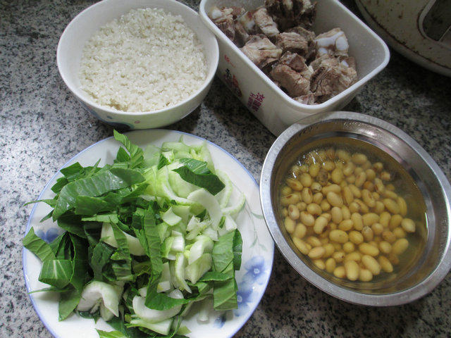 青菜黄豆排骨大米粥步骤1