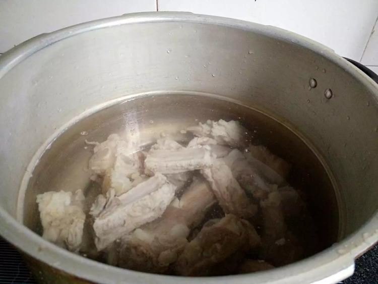 胡萝卜海带炖排骨步骤3