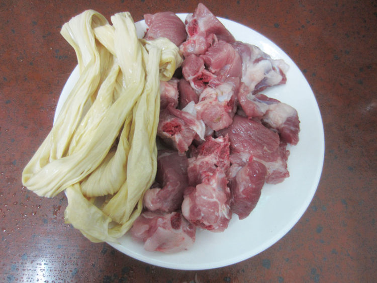 腐竹焖排骨步骤1