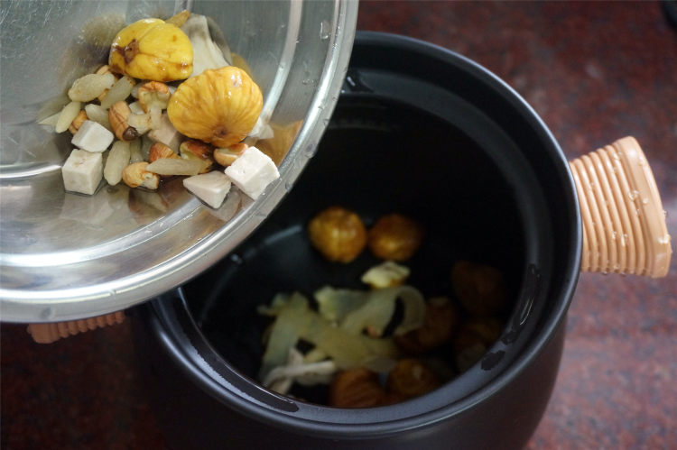清润栗子排骨汤步骤4