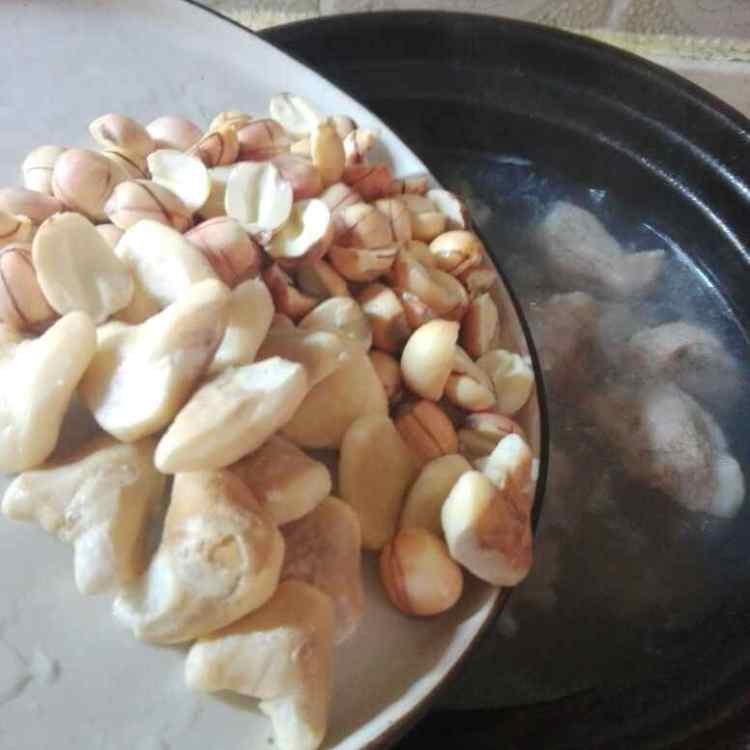 莲子菱角汤步骤6