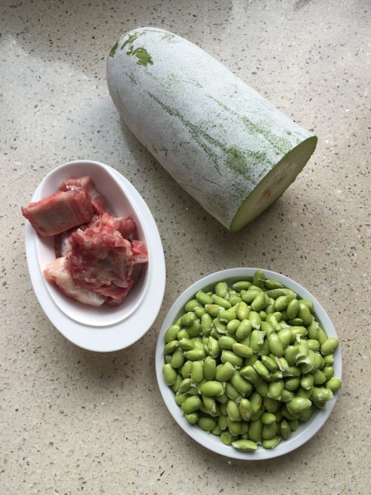 青豆冬瓜排骨汤步骤1