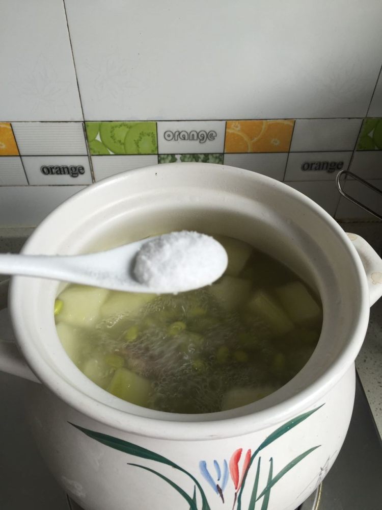 青豆冬瓜排骨汤步骤6