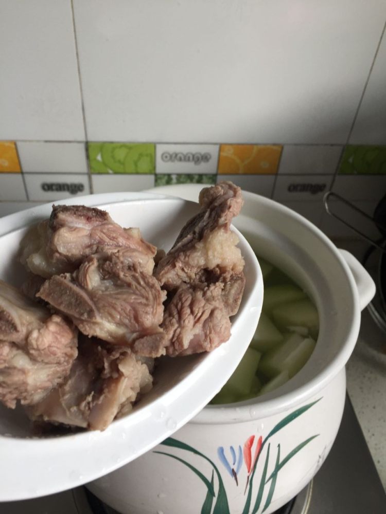 青豆冬瓜排骨汤步骤3