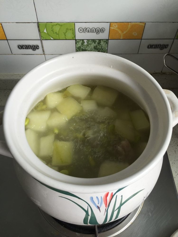 青豆冬瓜排骨汤步骤5