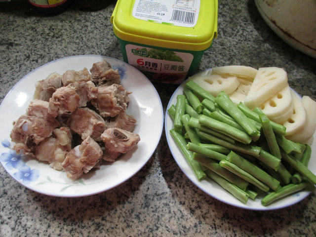 梅豆莲藕烧排骨步骤1