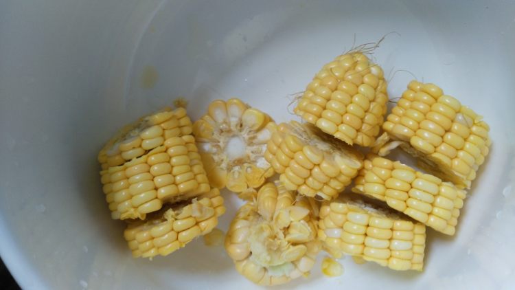 玉米胡萝卜毛豆骨头汤步骤4
