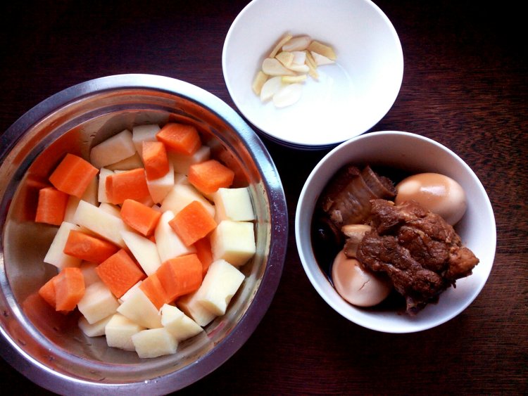 排骨土豆炖蛋步骤1