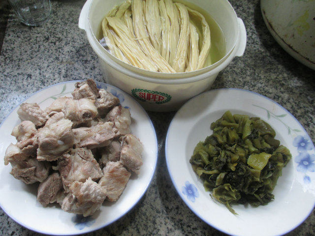 酸菜腐竹煮排骨步骤1