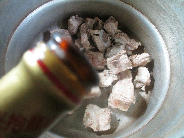 酸菜腐竹煮排骨步骤4