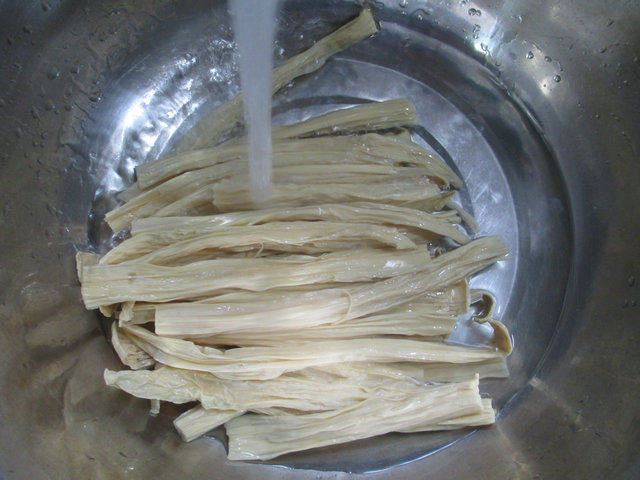 酸菜腐竹煮排骨步骤2