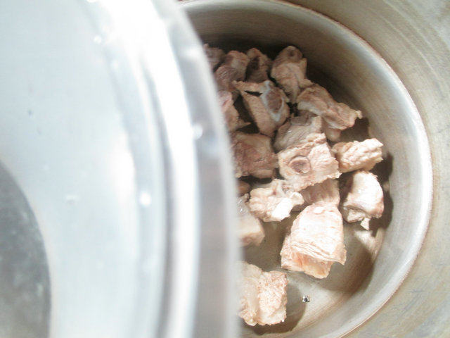 酸菜腐竹煮排骨步骤5