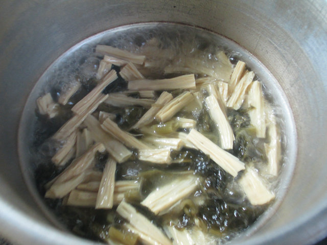 酸菜腐竹煮排骨步骤8