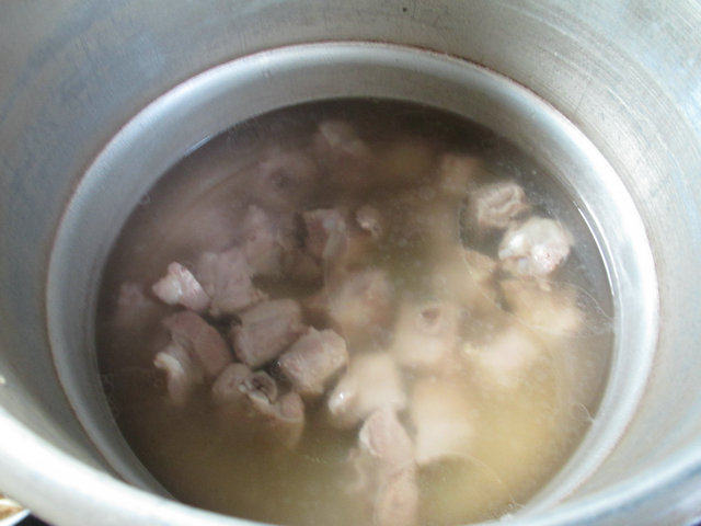 酸菜腐竹煮排骨步骤7