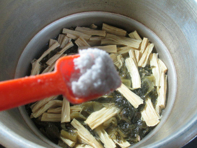 酸菜腐竹煮排骨步骤9