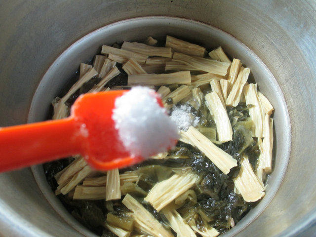 酸菜腐竹煮排骨步骤10