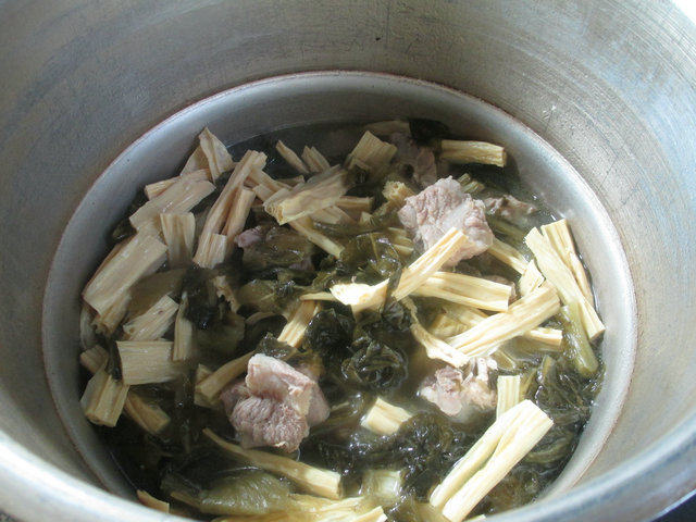 酸菜腐竹煮排骨步骤11