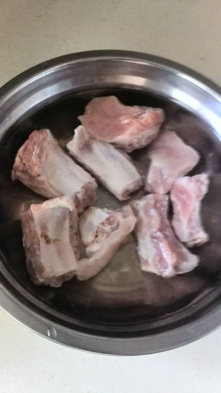 焦皮糖醋排骨步骤1