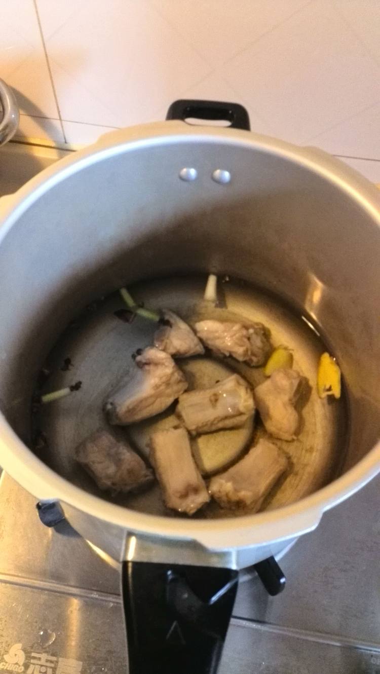 焦皮糖醋排骨步骤2
