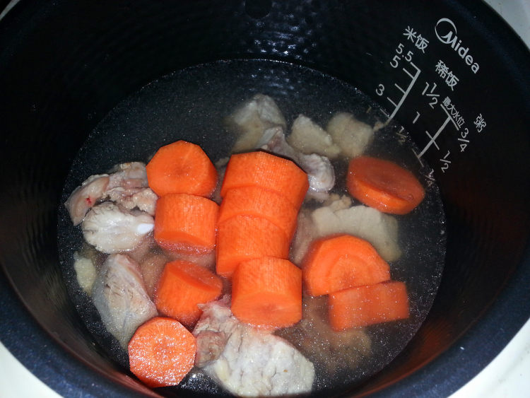 胡萝卜玉米板栗排骨汤步骤2