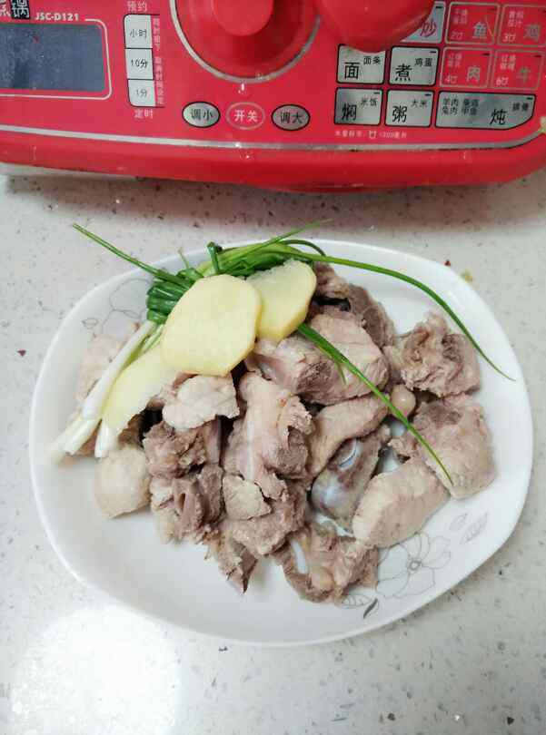 南瓜排骨炖盅步骤2
