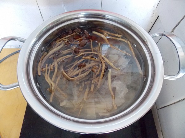 茶树菇莲藕排骨汤#新步骤6