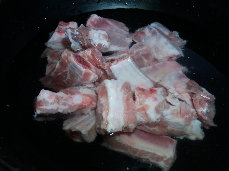 豆角粉条炖排骨步骤1