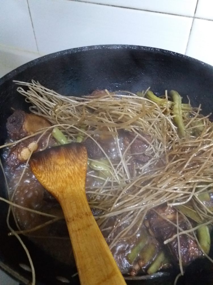 豆角粉条炖排骨步骤8