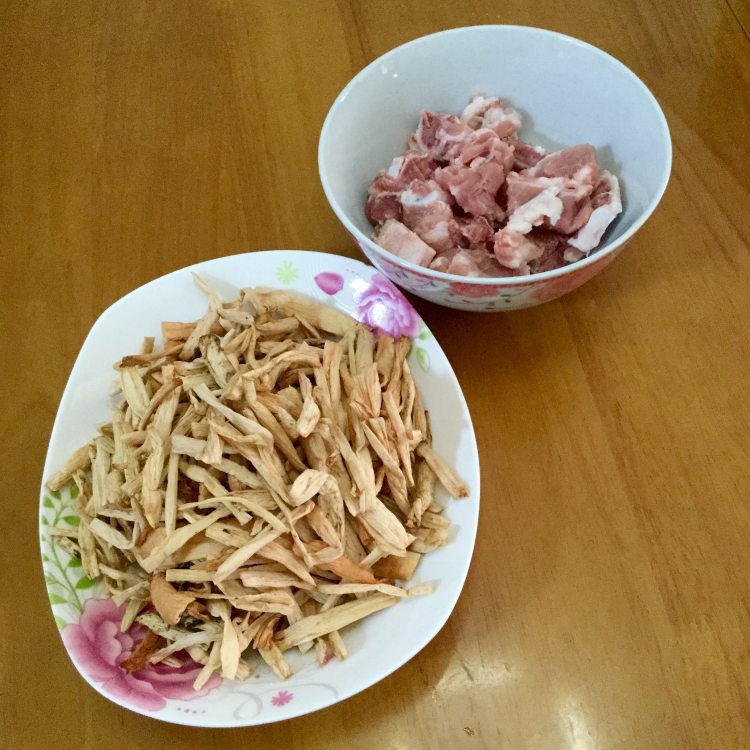 芋蒙干焖排骨步骤1