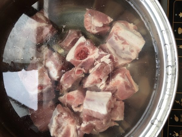蕃茄排骨焖饭步骤1