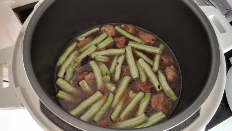 豆角排骨焖饭步骤8