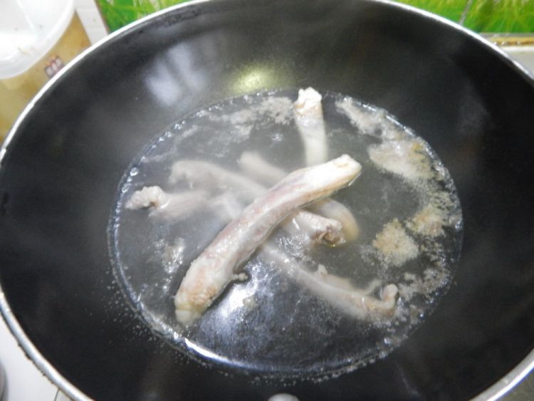 蒜苔烧排骨步骤3