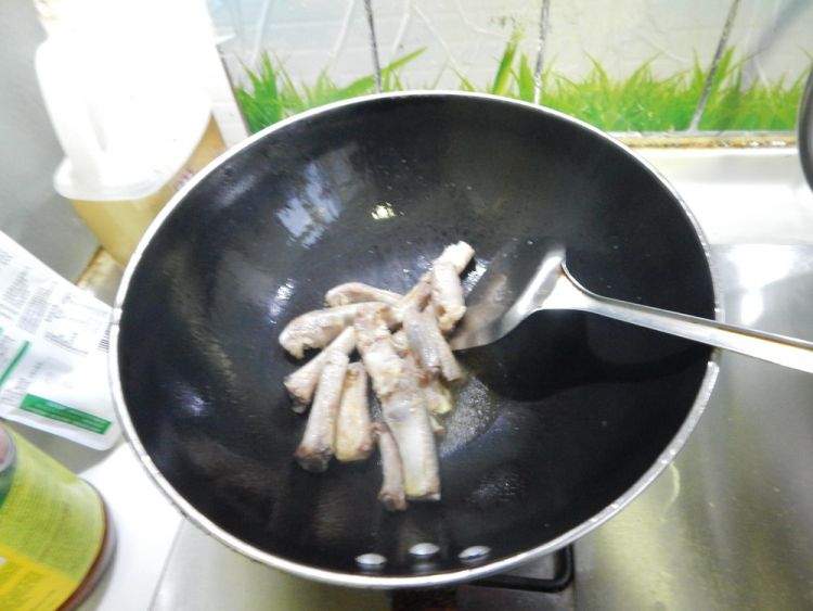 蒜苔烧排骨步骤6