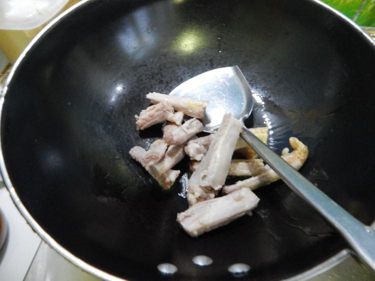蒜苔烧排骨步骤5