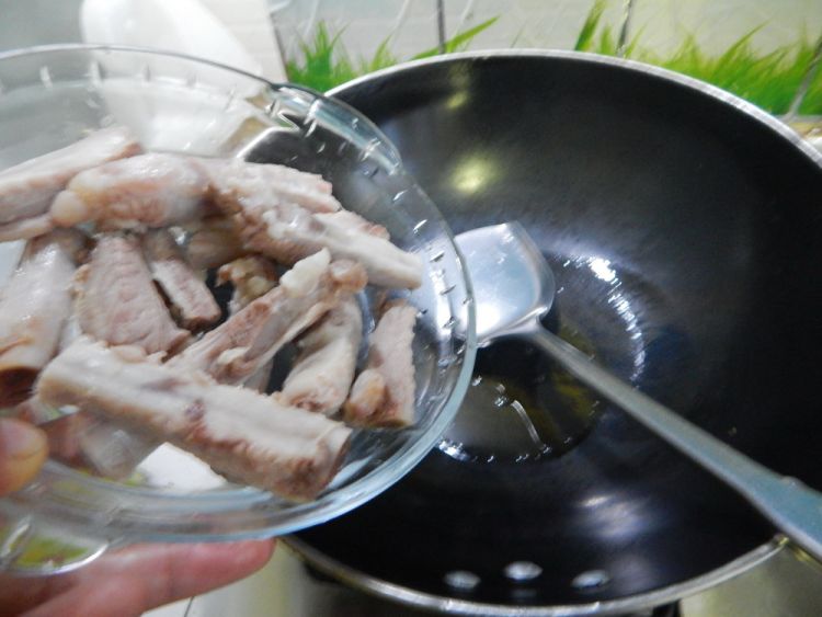 蒜苔烧排骨步骤4