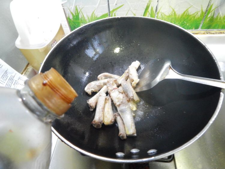 蒜苔烧排骨步骤7